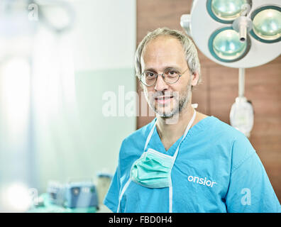 Vet, dottore in sala operatoria con maschera facciale attorno al collo, Austria Foto Stock