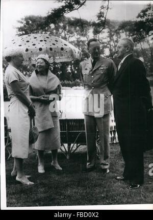 1952 - Israele Presidente in Olanda. Il sig. Issac Ben Zwi, Presidente di Israele e sua moglie sono stati ricevuti presso il Palazzo ''Huis ten Bosch'' all'Aia, dalla Regina Juliana e Prince Bernhard. Mostra fotografica di:- Regina Juliana e Prince Bernhard visto con il Presidente Ben Zwi (a destra), e sua moglie nei giardini del palazzo di ieri. © Keystone Pictures USA/ZUMAPRESS.com/Alamy Live News Foto Stock