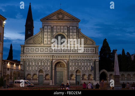 La facciata di Santa Maria Novella, completata da Leon Battista Alberti nel 1470. Foto Stock