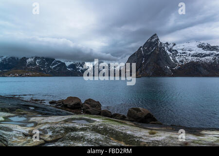 La costa di Hamnøy con montatura Olstinden, Lofoten, Norvegia Foto Stock