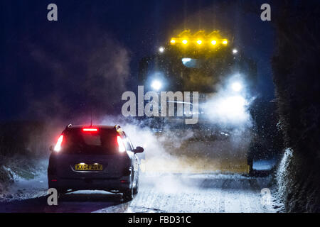 B4340 Ceredigion, Wales, Regno Unito. Il 15 gennaio 2015. Le vetture non riesce a salire la collina lungo la B4340 e la causa della distruzione di spazzaneve come ne bloccano la strada della compensazione durante la notte la nevicata. Credito: Ian Jones/Alamy Live News Foto Stock