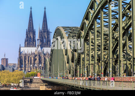 La cattedrale di Colonia e il ponte di Hohenzollern, Colonia, Germania Foto Stock