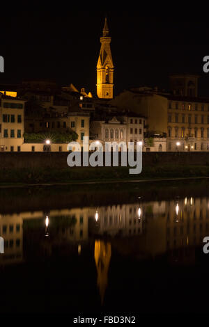 Torre Campanaria della Basilica di Santa Croce a Firenze, Italia, che si riflette nel fiume Arno a notte. Foto Stock