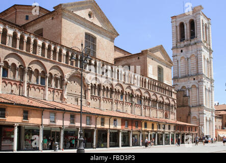 Loggia dei Merciai e incompiuto, il campanile in Piazza Trento - Trieste, Ferrara, Italia. Foto Stock