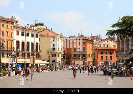 Piazza Brà, spesso abbreviata in Bra, è la piazza più grande di Verona. Foto Stock
