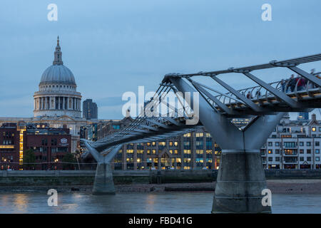 La Cattedrale di St Paul e il Millennium Bridge, London, Regno Unito Foto Stock