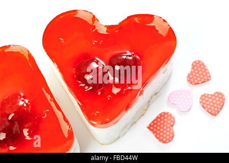 Due jelly a forma di cuore isolato di dolci in sfondo bianco Foto Stock