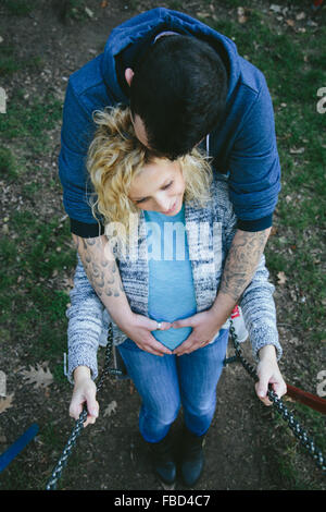 Felice coppia giovane in attesa di un bambino Foto Stock