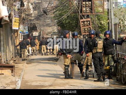 Peshawar. 15 gennaio, 2016. Poliziotti di prendere parte a un'operazione di ricerca nel nord-ovest del Pakistan a Peshawar, Gennaio 15, 2016. La polizia di Peshawar ha avviato una ricerca mirata operazione contro presunti militanti del venerdì. © Ahmad Sidique/Xinhua/Alamy Live News Foto Stock