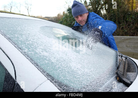 Titley, Herefordshire - XV Gennaio 2016 - Regno Unito - Previsioni del tempo - un automobilista cancella la sua auto parabrezza dopo una notte di congelamento temperatura di meno 4 C ( -4 C ) in rural Herefordshire. Foto Stock