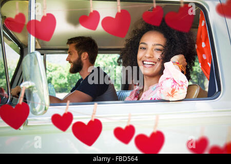 Immagine composita del hipster giovane guida in camper Foto Stock