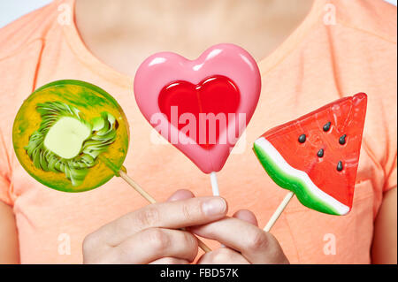 Lecca-lecca a forma di cuore e di anguria e kiwi Foto Stock