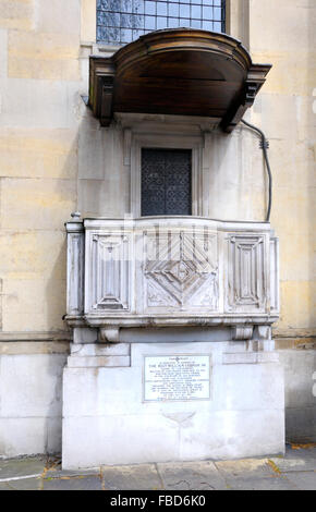 Londra, Inghilterra, Regno Unito. NW1, Marylebone Road, Chiesa della Santa Trinità. Il pulpito esterno in memoria di William Cadman, ex rettore... Foto Stock