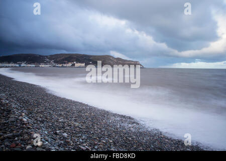 Llandudno North Shore su una giornata invernale con alta marea e il Great Orme in background Foto Stock