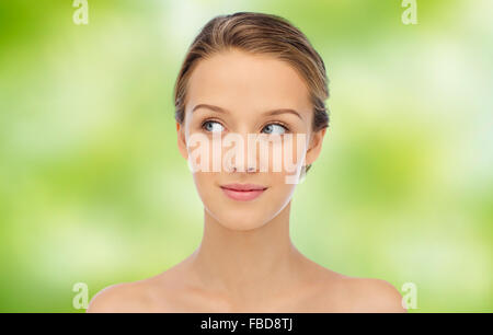 Sorridente giovane donna faccia e spalle Foto Stock