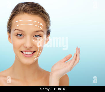 Sorridente giovane donna con frecce bianche sul viso Foto Stock