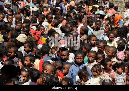 MADAGASCAR Antananarivo, sacerdote cattolico per Pedro Opeka ha costruire Akamasoa una comunità sociale progetto con regimi di alloggiamento, unità di salute e scuole per i più poveri di Tana, libera la distribuzione di cibo per i bambini di strada / Madagascar Pater Pedro Opeka hat die Gemeinde Akamasoa , auf madagassisch 'gute Freunde' , mit Muellsammlern, Bettlern und Sozialschwachen auf einem Huegel bei Antananarivo erbaut, Teil des Projektes sind Hausbau, Schulen, Krankenhaeuser und Beschaeftigung, kostenlose Essensverteilung un Strassenkinder Foto Stock