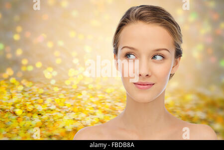 Sorridente giovane donna faccia e spalle Foto Stock