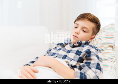 Ragazzo malato con flu giacenti nel letto di casa Foto Stock