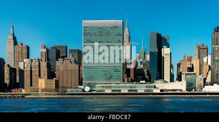 Skyline di Manhattan con il quartier generale delle Nazioni Unite, Empire State Building e il Chrysler Building, New York, Stati Uniti d'America Foto Stock
