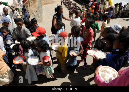 MADAGASCAR Antananarivo, sacerdote cattolico per Pedro Opeka ha costruire Akamasoa una comunità sociale progetto con regimi di alloggiamento, unità di salute e scuole per i più poveri di Tana, libera la distribuzione di cibo per i bambini di strada / Madagascar Pater Pedro Opeka hat die Gemeinde Akamasoa , auf madagassisch 'gute Freunde' , mit Muellsammlern, Bettlern und Sozialschwachen auf einem Huegel bei Antananarivo erbaut, Teil des Projektes sind Hausbau, Schulen, Krankenhaeuser und Beschaeftigung, kostenlose Essensverteilung un Strassenkinder Foto Stock