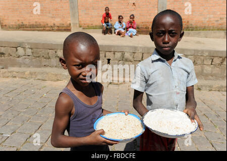 MADAGASCAR Antananarivo, sacerdote cattolico per Pedro Opeka ha costruire Akamasoa una comunità sociale progetto con regimi di alloggiamento, unità di salute e scuole per i più poveri di Tana, libera la distribuzione di cibo per i bambini di strada / Madagascar Pater Pedro Opeka hat die Gemeinde Akamasoa , auf madagassisch 'gute Freunde' , mit Muellsammlern, Bettlern und Sozialschwachen auf einem Huegel bei Antananarivo erbaut, Teil des Projektes sind Hausbau, Schulen, Krankenhaeuser und Beschaeftigung, kostenlose Essensverteilung un Strassenkinder Foto Stock