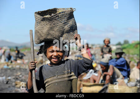 MADAGASCAR Antananarivo, discarica, le persone vivono dalla raccolta dei rifiuti, i bambini lavorano come la selezione dei rifiuti Foto Stock