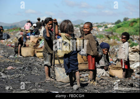 MADAGASCAR Antananarivo, discarica, le persone vivono dalla raccolta dei rifiuti, i bambini lavorano come la selezione dei rifiuti Foto Stock