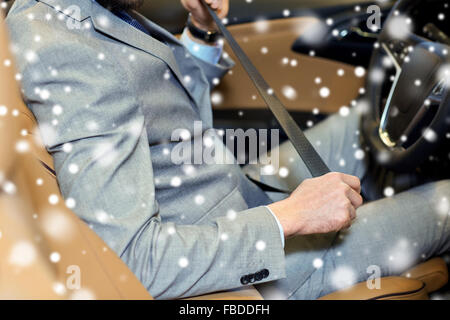 Close up uomo sede di fissaggio cintura di sicurezza in auto Foto Stock