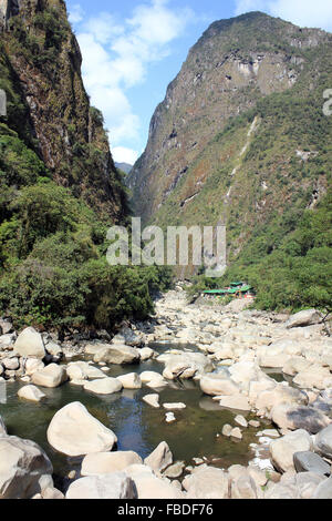 Inca Trail - fiume Vilcanota Sacred Valley vicino a Aguas Calientes, Perù. Foto Stock