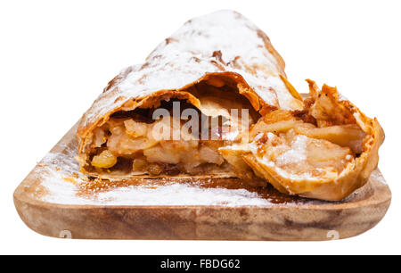 Pezzo di tipiche austriache strudel di mele sulla tavola di legno isolato su sfondo bianco Foto Stock