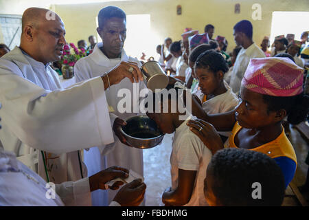 MADAGASCAR Mananjary, Vohilava, villaggio Tanambao Nord, tribù Tanala, il battesimo nella chiesa cattolica Foto Stock