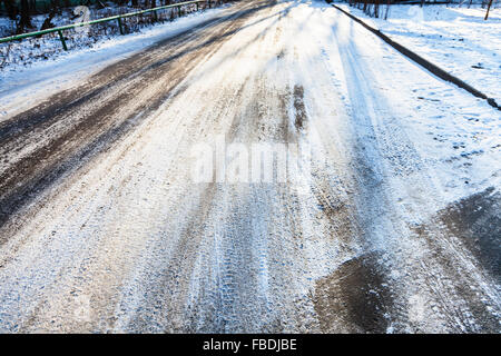 Coperta di neve scivolosa strada urbana in inverno Foto Stock