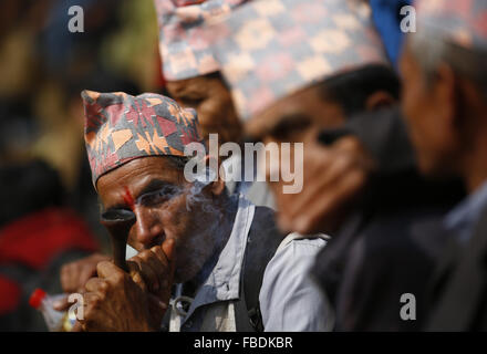 Nuwakot, Nepal. 15 gennaio, 2016. Un abitante di un villaggio fuma tabacco durante la corrida organizzati per celebrare il festival Maghesangranti a Talukachandani villaggio nel distretto di Nuwakot vicino a Kathmandu, Nepal Gennaio 15, 2016. Credito: Skanda Gautam/ZUMA filo/Alamy Live News Foto Stock