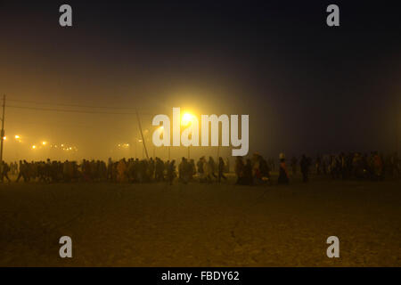 Di Allahabad, Uttar Pradesh, India. 15 gennaio, 2016. Gennaio 16, 2016: Allahabad devoto indù arriva a prendere holydip a Sangam la confluenza del fiume Ganga, Yamuna e Saraswati mitologico sul occasoin di Makar Sankranti Festival durante il Magh mela festival di Allahabad, Makar Sankranti è un Indiano festa celebrata in quasi tutte le parti dell India e Nepal in molte forme culturali. Si tratta di una festa della mietitura. © Prabhat Kumar Verma/ZUMA filo/Alamy Live News Foto Stock