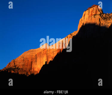 Parete con striature di Sunrise nel Canyon Zion National Park nello Utah Stati Uniti d'America Foto Stock
