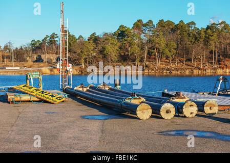 Karlskrona, Svezia - 13 Gennaio 2016: Mare alloggiamento cavo tubi su delle procedure Dockside Wizard in una baia costiera in attesa di essere distribuito in mare. W Foto Stock