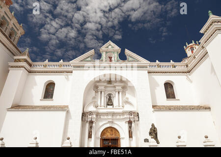 Particolare della facciata della Basilica di Nostra Signora di Copacabana nella piccola città turistica lungo il lago Titicaca in Copacabana, Foto Stock