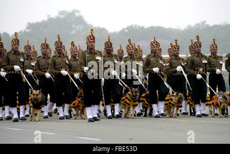 New Delhi, India. 15 gennaio, 2016. Truppe indiane marzo presso l'esercito parata del giorno a Nuova Delhi, India, 15 gennaio, 2016. L'esercito giorno si celebra il 15 gennaio di ogni anno in India. Credito: Stringer/Xinhua/Alamy Live News Foto Stock