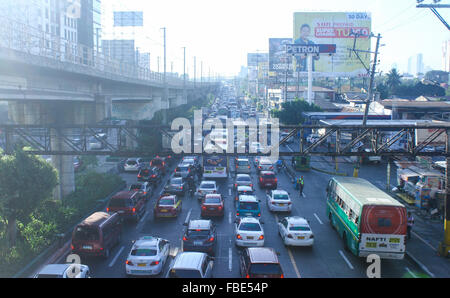 Bus Express per colpire la strada. Autobus, camion, scooter, motociclette, auto, jeep ecc sono innumerevoli in numero. Filippine è noto per avere il "traffico peggiore del mondo' secondo la Metro Manila (Filippine CNN) sulla base di una valutazione globale condotto da Waze, un GPS di navigazione basato su app. (Foto di:Stella lampeggiante Magbanua/Pacific Stampa) Foto Stock