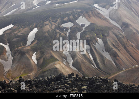 L'Islanda. Paesaggio vulcanico con formazioni di riolite. Foto Stock