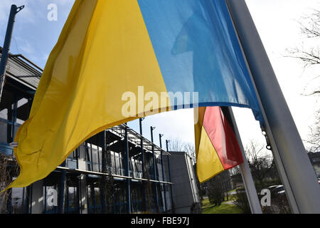 Stadtallendorf, Germania. Xiv gen, 2016. Bandiere di volare a metà il montante per le vittime dell'Istanbul attacco terroristico, presso il municipio di Stadtallendorf, Germania, 14 gennaio 2016. Un 67-anno-vecchio uomo da Stadtallendorf era tra le vittime degli attentati di Istanbul. Il suo 50-anno-vecchio moglie è stato ferito in un attacco. Foto: UWE ZUCCHI /DPA/Alamy Live News Foto Stock