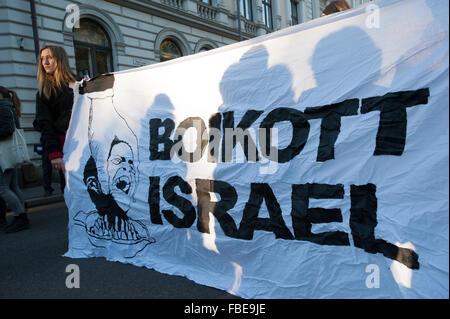 Gli attivisti tenere un banner di lettura "Boicottare Israele' durante una manifestazione di protesta in solidarietà con la Palestina vicino all'ambasciata israeliana a Oslo, Norvegia, Ottobre 17, 2015. La protesta era parte di un'ondata globale di dimostrazioni in solidarietà con la Palestina. Foto Stock