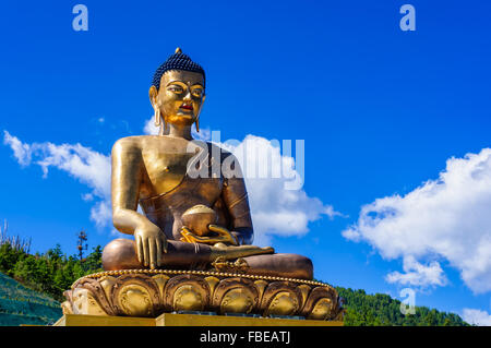 Punto di riferimento della città di Thimphu, Bhutan, Kuenselphodrang, Buddha Dordenma, statua del Buddha Signore contro il cielo blu e cloud, spazio di copia Foto Stock