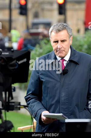 Dermot Murnaghan, Sky News presenter, College Green, Westminster durante il dibattito parlamentare sul bombardamento di Siria, 2° Dic 2015 Foto Stock