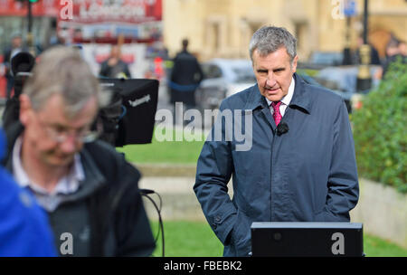 Dermot Murnaghan, Sky News presenter, College Green, Westminster durante il dibattito parlamentare sul bombardamento di Siria, 2° Dic 2015 Foto Stock