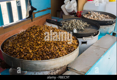 Cucina di strada in Busan/Corea del Sud. Beondegi sono cotti al vapore o bolliti bozzoli di bachi da seta che vengono conditi e mangiato come spuntino. Foto Stock