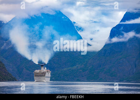 La nave di crociera, crociera su Hardanger fjorden, Norvegia Foto Stock