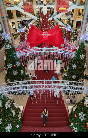 Le decorazioni di Natale aggiunta all'atmosfera di festa al Padiglione del complesso commerciale di Kuala Lumpur in Malesia. Foto Stock