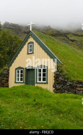 Islanda Hofskirkja chiesa gialla turf erba nel comune di Hof in Sud Islanda 1884 l'ultimo turf chiesa in Islanda Foto Stock